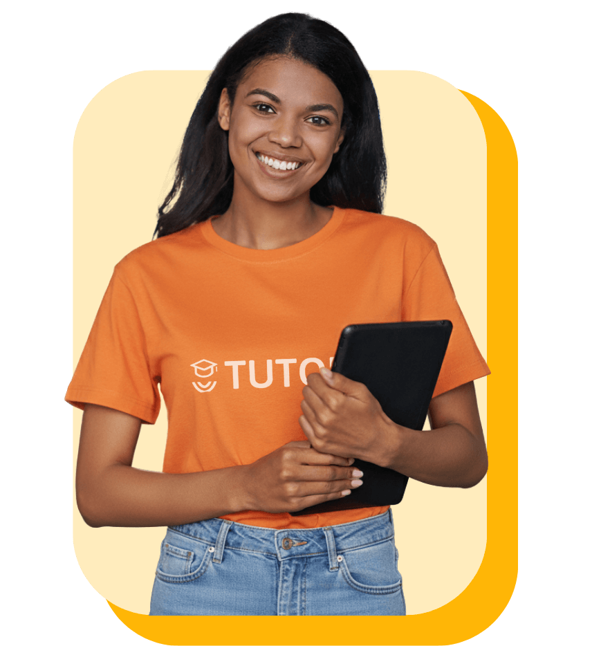 Orthopédagogue Tutorax souriante avec une tablette, représentant le processus de recrutement et le soutien scolaire spécialisé